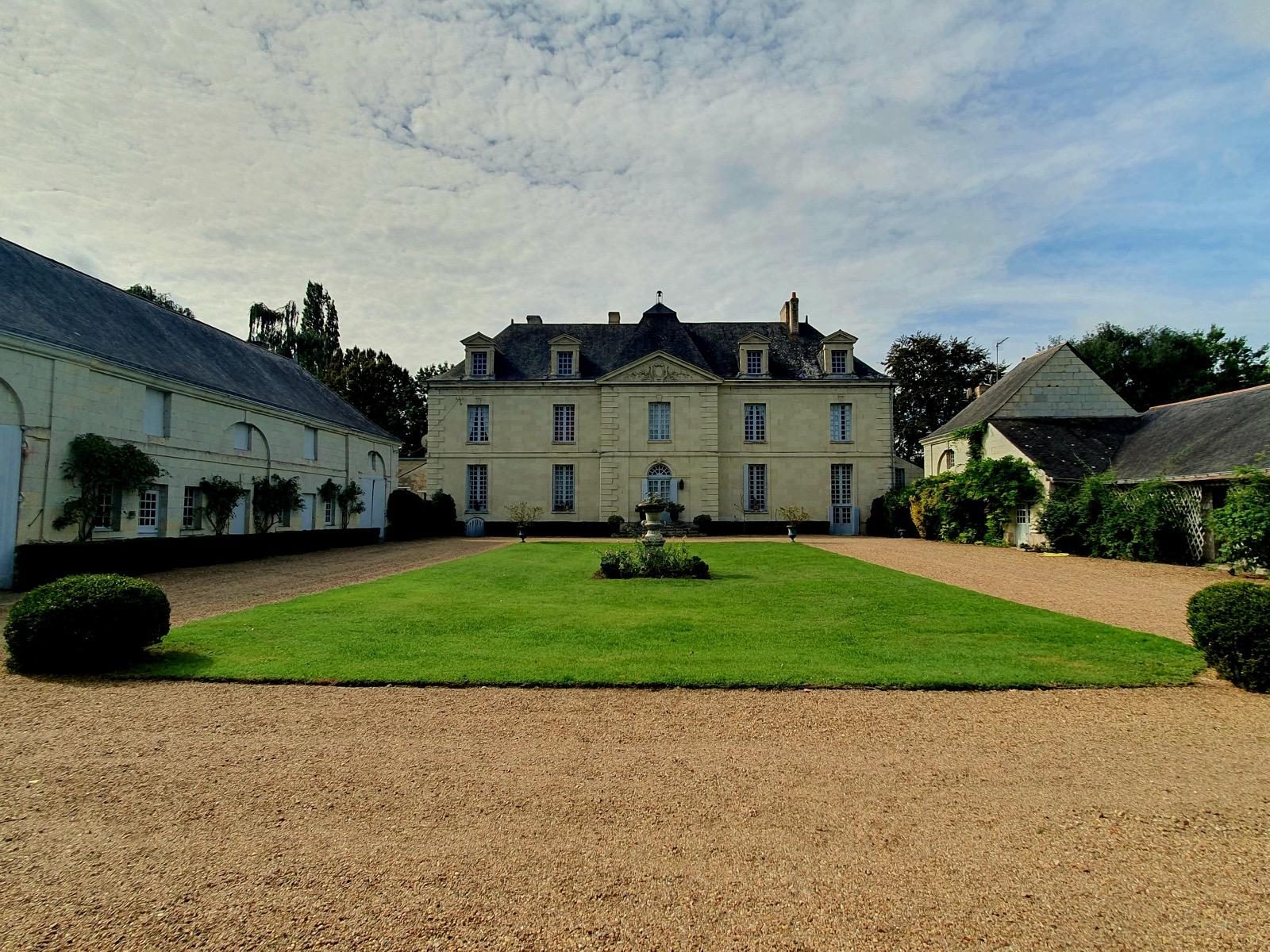 Façade de Briacé et sa cour d'honneur